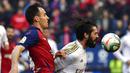 Gelandang Real Madrid, Isco, berebut bola dengan pemain Osasuna, Unai Garcia, pada laga La Liga di Stadion El Sadar, Minggu (9/2/2020). Real Madrid menang 4-1 atas Osasuna. (AP/Alvaro Barrientos)