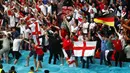 Suporter Inggris bersorak untuk tim nasional mereka setelah pertandingan babak 16 besar Euro 2020 antara Inggris dan Jerman di Stadion Wembley, London, Inggris, Selasa (29/6/2021). Inggris menang 2-0. (Matthew Childs/Pool via AP)