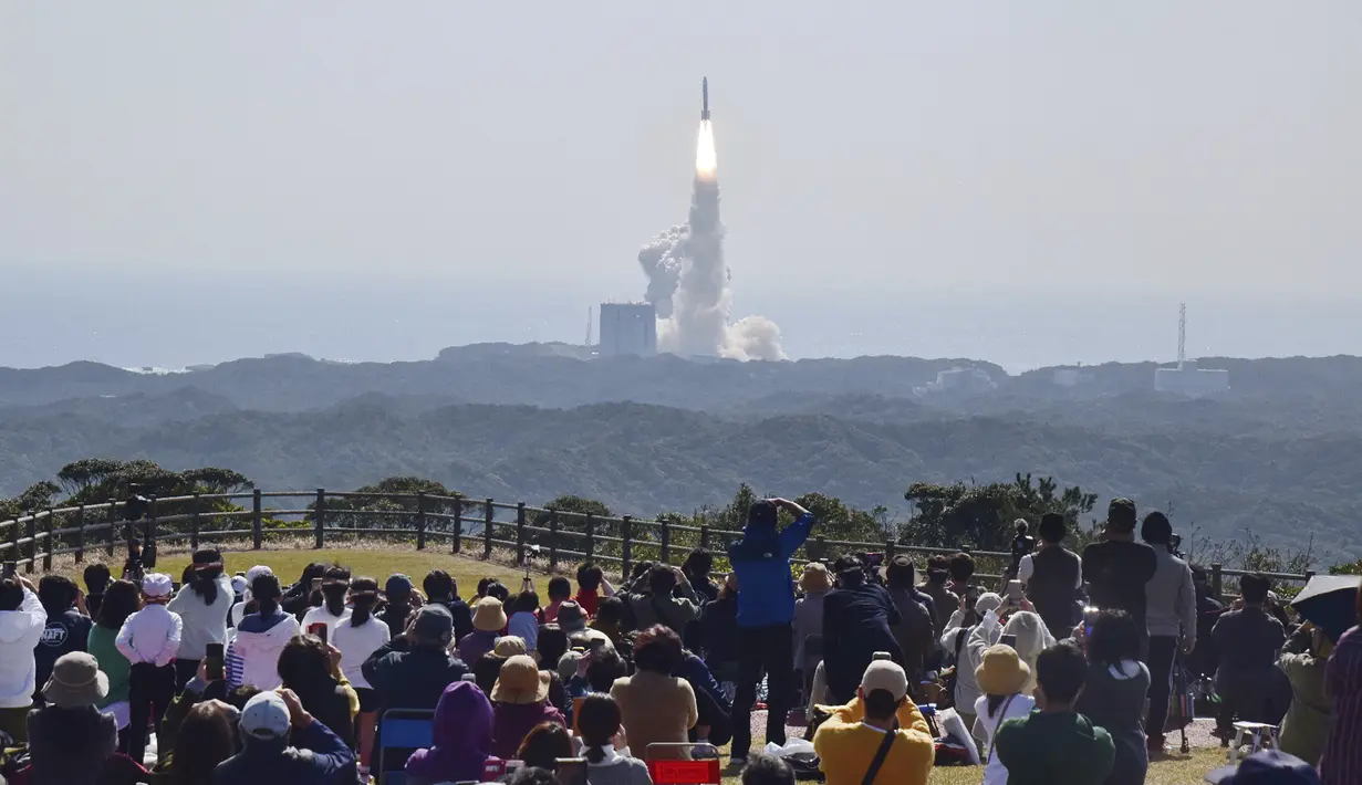 Pengunjung menyaksikan peluncuran roket "H3" generasi berikutnya Jepang, yang membawa satelit optik canggih "Daichi 3", di Tanegashima Space Center di Kagoshima, Jepang barat daya, Selasa (7/3/2023). H3 adalah kendaraan peluncuran untuk satelit observasi, dan roket tersebut telah diperdebatkan sebagai kemungkinan pesaing SpaceX's Falcon 9. (Photo by JIJI Press / AFP)