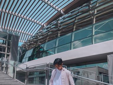 Rizwan Fadilah Adriansyah yang juga akrab disapa Njan putra ketiga komedian Sule kerap mengunggah penampilannya di Instagram dengan beragam gaya fashion style-nya. (Instagram/rizwanfadilah.a.s)