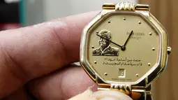 Jam tangan dengan hiasan bergambar mantan Presiden Irak, Saddam Hussein di Baghdad, Irak (28/12). Kekuasaannya berakhir setelah Irak diserang oleh pasukan koalisi yang dipimpin Amerika Serikat pada 2003. (AFP/Sabah Arar)