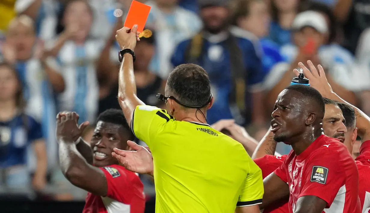 Wasit Portugal Joao Pinheiro, memberikan kartu merah kepada pemain Swiss  Breel Embolo selama pertandingan perempat final Piala Dunia sepak bola antara Argentina dan Swiss di Kansas City, Mo., Sabtu, 11 Juli 2026. (AP Photo/Ed Zurga)