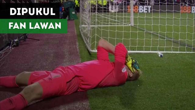 Kiper Hearts, Zdenek Zlamal dipukul seorang fan Hibernian pada laga bertajuk Derbi Ediburgh, Kamis (1/11/2018) waktu setempat.