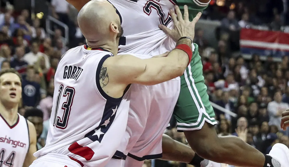 Pebasket Washington Wizards, Otto Porter, berusaha menghalau pebasket Boston Celtics, Tyler Zeller,  pada Gim 3 semifinal Wilayah Timur di Verizon Center, Washington, Kamis (4/5/2017). Washington Wizard menang 116-89. (AP/Andrew Harnik)