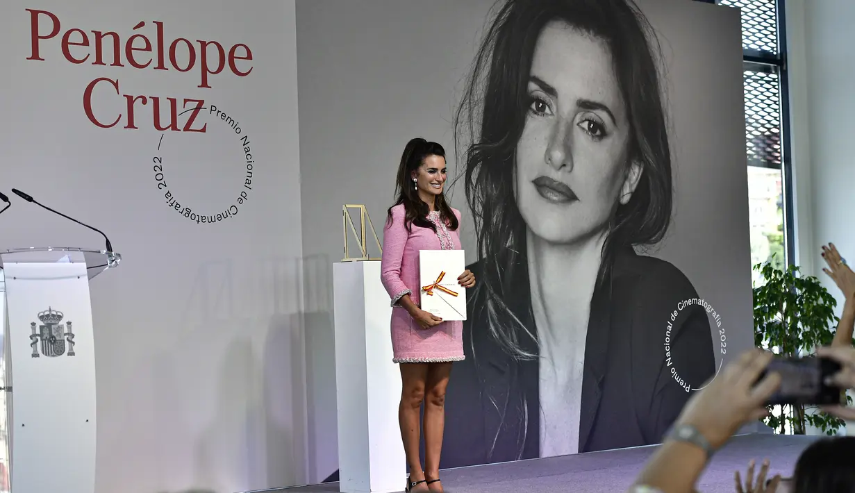 <p>Aktris Penelope Cruz menerima Penghargaan di Festival Film San Sebastian ke-70 di San Sebastian, Spanyol utara 17 September 2022. Penelope Cruz dianugerahi Penghargaan Sinematografi Nasional Spanyol. (AP Photo/Alvaro Barrientos)</p>