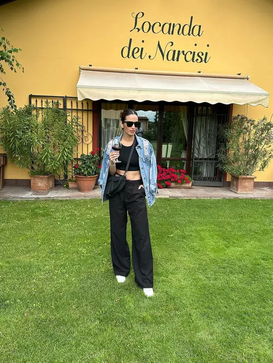 Kali ini, Nia Ramadhani bergaya ala old money kenakan Saddle Bag hitam dari Dior seharga Rp77jutaan [@ramadhaniabakrie]