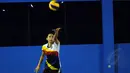 Jelang perhelatan Pertamina Proliga 2015, tim putri Jakarta Electric PLN berlatih di Aula P3B PLN Cinere, Depok, Kamis (28/1/2015). salah satu pemain, Yolla Yuliana berlatih melakukan 'serve'. (Liputan6.com/Helmi Fithriansyah)