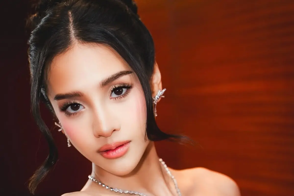 Potret Elegan Anya Geraldine Bak Disney Princess Berbalut Gaun Hian Tjen di Premiere Film Shutter