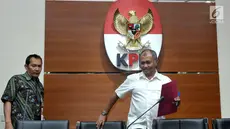 Ketua KPK Agus Rahardjo jelang memberikan keterangan pers terkait penetapan Ketua DPR RI Setya Novanto sebagai tersangka di Gedung KPK Jakarta, Senin (17/7). Ketum Golkar itu diduga terlibat korupsi proyek pengadaan e-KTP. (Liputan6.com/Helmi Afandi)