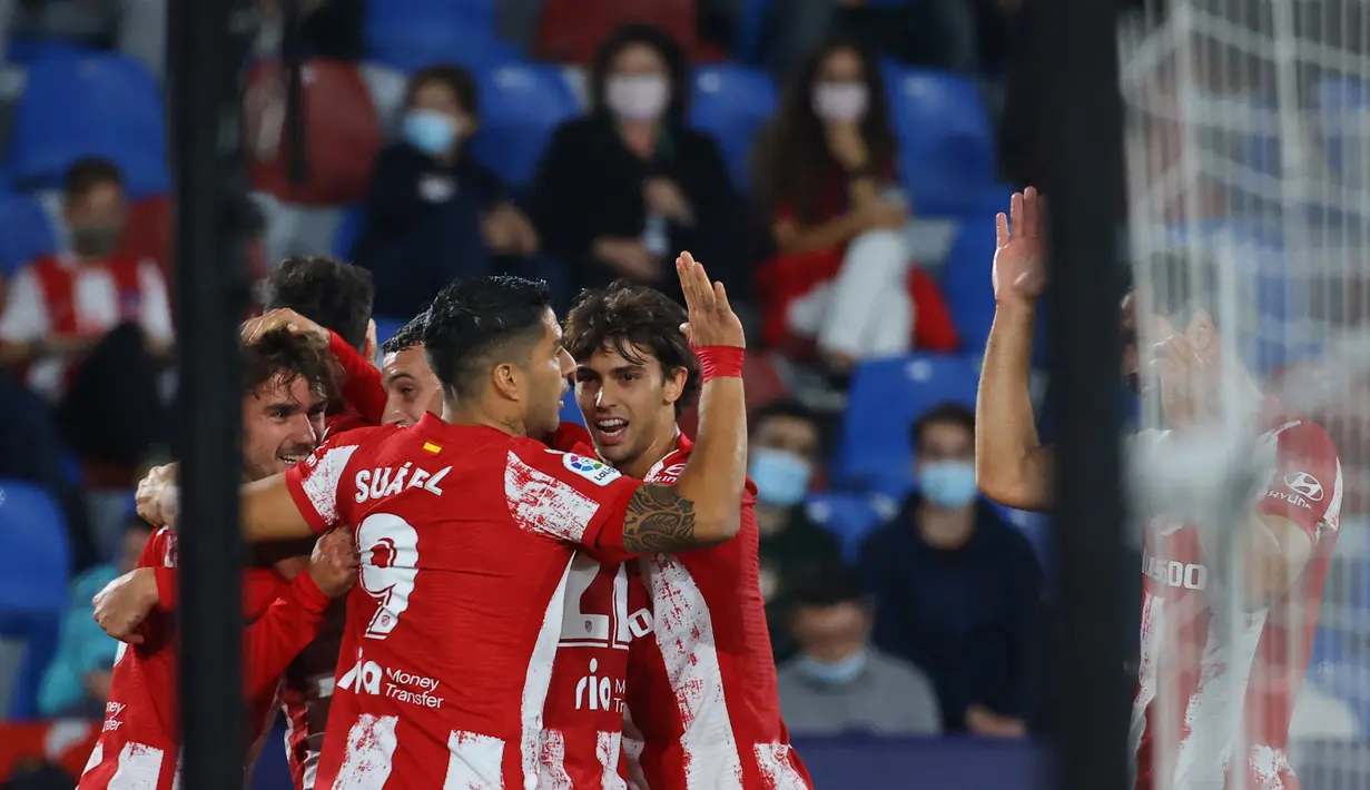 Penyerang Atletico Madrid, Antoine Griezmann (kiri) berselebrasi bersama rekan satu timnya setelah mencetak gol ke gawang Levante pada pertandingan La Liga Spanyol di stadion Ciutat de Valencia di Valencia (29/10/2021). Atletico Madrid bermain imbang atas Levante 2-2. (AFP/Jose Jordan)