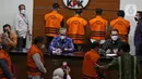 Wakil Ketua KPK Alexander Marwata (tengah) jumpa pers penahanan anggota DPRD Muara Enim di Gedung KPK, Jakarta, Kamis 30/09/2021). Sebanyak 10 anggota DPRD Muara Enim ditahan terkait dugaan suap pengadaan barang dan jasa di Dinas PUPR dan pengesahan APBD tahun 2019. (Liputan6.com/Herman Zakharia)
