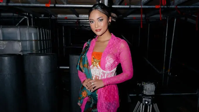 Potret Marion Jola Manggung Pakai Kebaya, Bawakan Dangdut Koplo