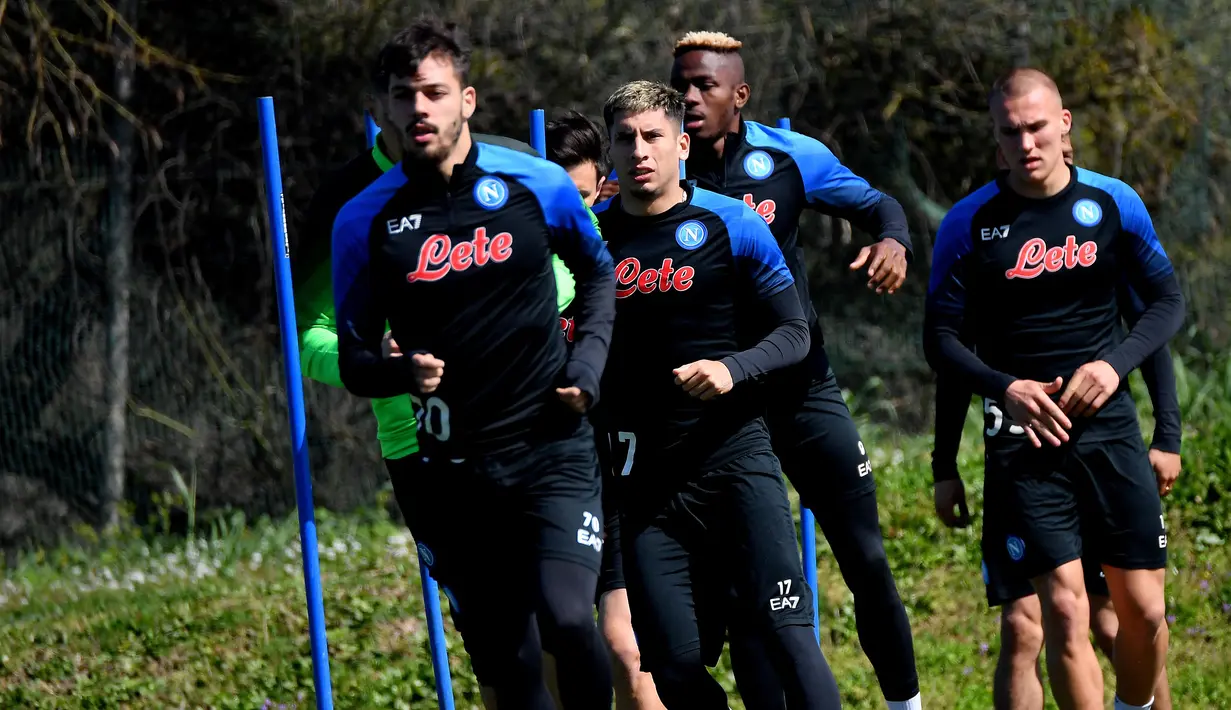 Pemain Napoli Piotr Zielinski, Mathias Olivera, dan Victor Osimhen mengambil bagian dalam sesi latihan di pusat latihan SSC Napoli, Castel Volturno, Naples, Italia, 14 Maret 2023. Napoli akan menghadapi Eintracht Frankfurt pada pertandingan sepak bola leg kedua babak 16 besar Liga Champions. (Tiziana FABI/AFP)