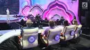 Sejumlah mahasiswa Virginia University menjadi juri saat mencoba memproduksi program acara di studio Indosiar di Daan mogot, Jakarta, Rabu (29/5/2019). Kunjungan mahasiswa Virginia University ke Indosiar tersebut untuk melihat bagaimana cara produksi sebuah program televisi dibuat. (Liputan6.com/Ang