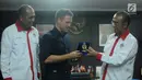 Mantan pemain tim nasional Inggris, Michael Owen (tengah) menerima suvenir dari Sesmenpora, Gatot S Dewa Broto (kanan) usai pertemuan di kantor Kemenpora, Jakarta, Senin (5/2). Pertemuan berlangsung terbuka. (Liputan6.com/Helmi Fithriansyah)