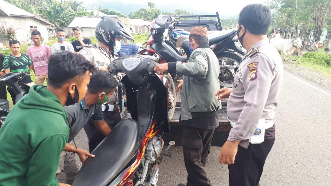 Anggota Polres Gorontalo saat mengamankan puluhan ranmor balapan liar (Arfandi Ibrahim/Liputan6.com)