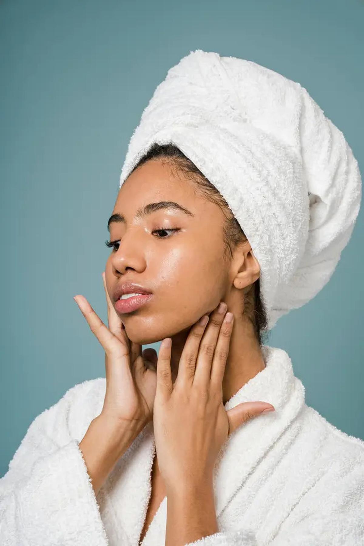 Kesalahan Memakai Skincare di Malam Hari yang Jarang Disadari