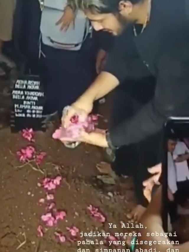 6 Momen Haru Ammar Zoni Saat Memakamkan Putri Kembarnya