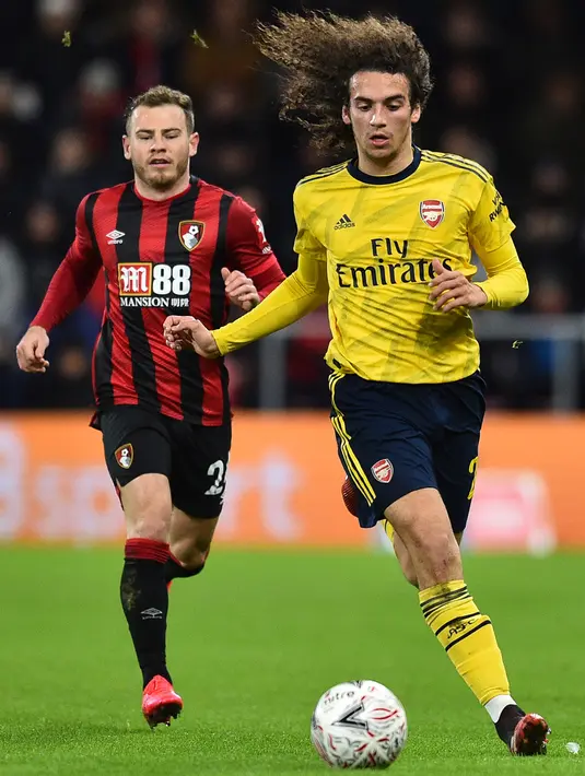 Gelandang Arsenal, Matteo Guendouzi (kanan) menggiring bola dari kejaran pemain Bournemouth, Ryan Fraser pada pertandingan putaran keempat Piala FA di Stadion Vitalitas di Bournemouth, Inggris (27/1/2020).  Arsenal berhasil melaju ke babak kelima Piala FA. (AFP Photo/Glyn Kirk)