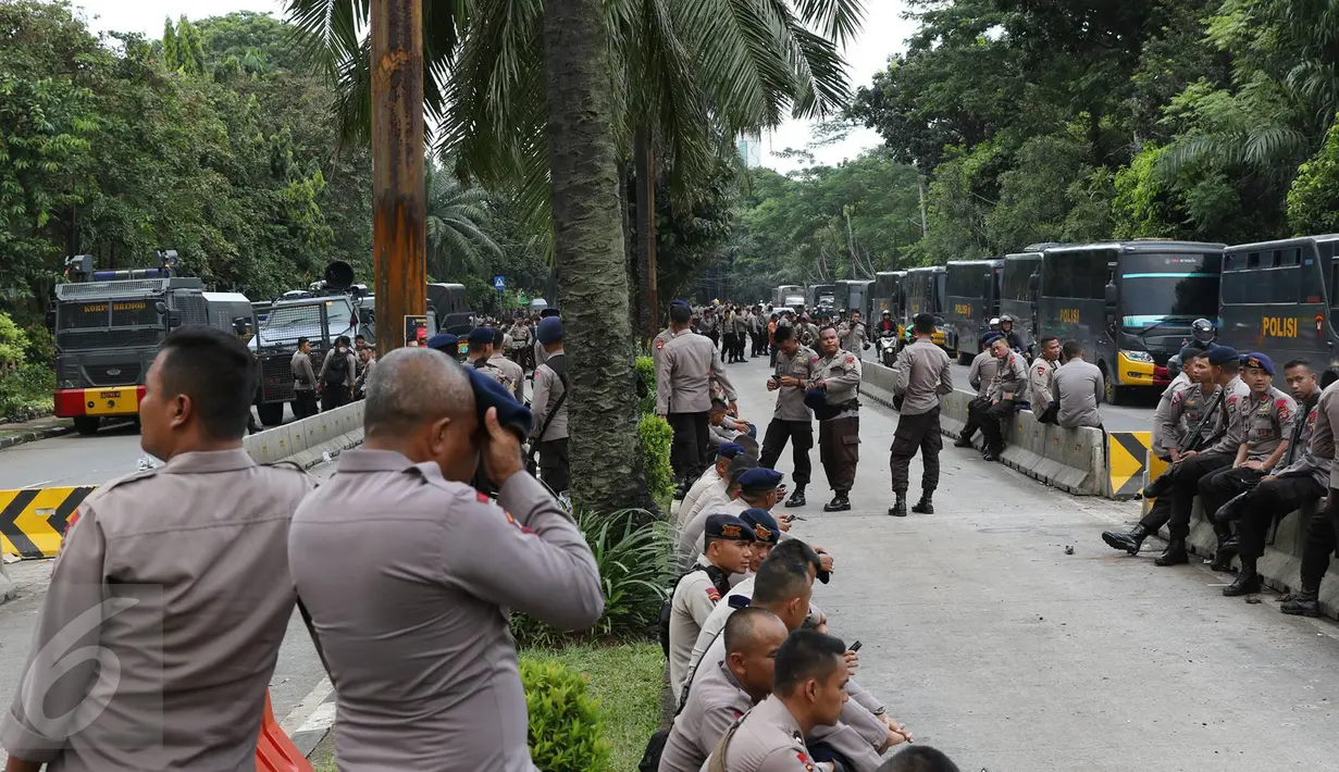 Sejumlah petugas berjaga di sekitar lokasi sidang kasus penodaan agama di Jakarta, Selasa (11/4). Sidang dengan terdakwa Basuki T Purnama alias Ahok yang beragendakan pembacaan tuntutan tersebut resmi ditunda. (Liputan6.com/Immanuel Antonius)