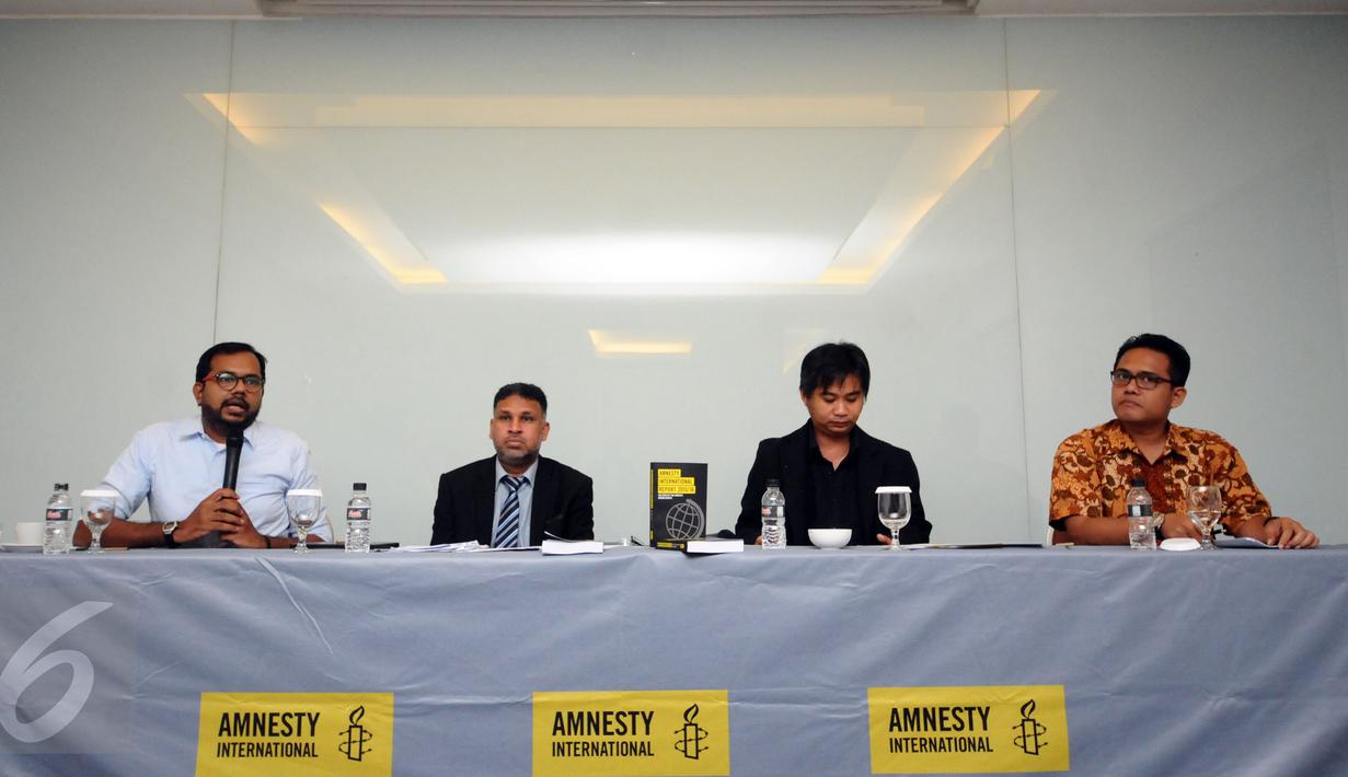 Koordinator KontraS, Haris Azhar (kiri) memberikan keterangan saat peluncuran Laporan HAM 2015 Amnesty International di Jakarta, Rabu (24/2/2016). Amnesty International meluncurkan buku Laporan HAM sepanjang 2015. (Liputan6.com/Helmi Fithriansyah)