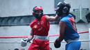 Gaga Muhammad (kiri) berduel dengan Raja 'Big Hecaa' pada ajang bertajuk Univehttps://www.bola.com/dashboard/articles/create?type=PhotoGallery#rsity Boxing League (UBL) yang berlangsung di Embassy Lounge Jakarta, Senayan, Jumat (20/9/2024) malam WIB. (Bola.com/Abdul Aziz)