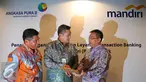 (Ki-ka) Vice President of Treasury Angkasa Pura 2 Ahmad Tavid, Direktur Keuangan, Andra Y Agussalam dan Direktur Digital Banking dan Technology Bank Mandiri Rico Usthavia Frans saat berbincang di Jakarta, Kamis (19/5). (Liputan6.com/Angga Yuniar)