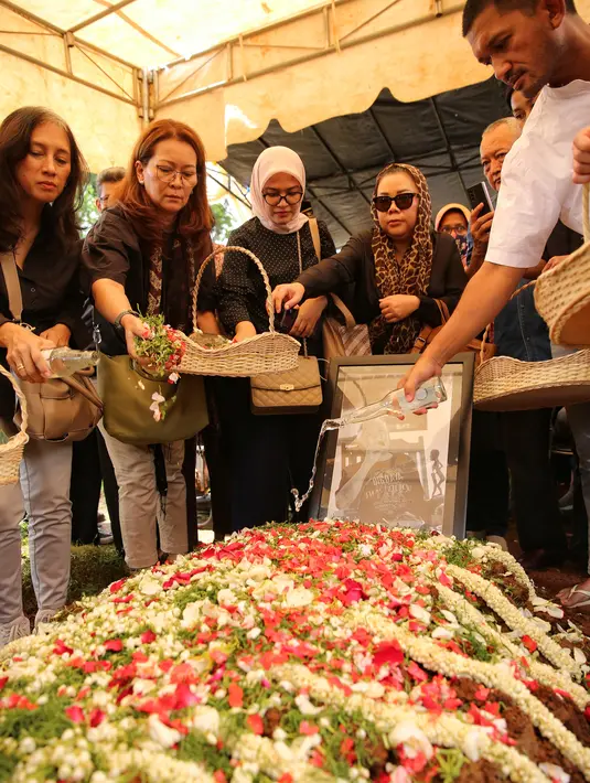 Masih kata Sari di mata keluarga, Nomo merupakan sosok periang. Dengan meninggalknya  pria tiga orang anak itu, keluarga sangat kehilangan. Meski demikian, semua mengikhlaskan kepergian Nomo untuk selamanya. [Foto:Adrian Putra/Fimela.com]
