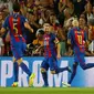 Penyerang Barcelona, Lionel Messi melakukan selebrasi bersama rekan-rekannya usai mencetak gol kegawang Celtic pada Liga Chmapions Grup C di Stadion Camp Nou, Spanyol (14/9). Messi mencetak tiga gol dan membawa Barcelona menang 7-0. (REUTERS/Paul Hanna)