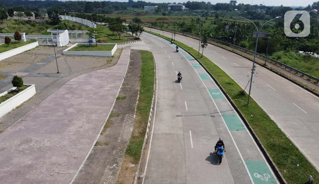 Pengendara motor melintasi kawasan lingkar Stadion Pakansari, Kabupaten Bogor, Jawa Barat, Rabu (10/6/2020). Hingga Rabu (10/6), Pemkab Bogor masih menutup kawasan Stadion Pakansari untuk semua kegiatan sebagai upaya pencegahan penyebaran COVID-19. (Liputan6.com/Helmi Fithriansyah)