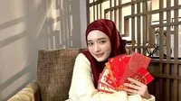 Di kesempatan ini, ibu 3 anak itu tampil memukau mengenakan sweater warna ivory yang dipadukan dengan rok satin dan hijab warna merah. Penampilannya kian stylish dengan aksesori belt yang dikenakan di atas sweaternya. [@mommy_starla]