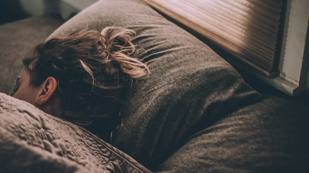 Sulit tidur namun tubuh terasa lelah, berikut cara agar badan tenang dan nyaman untuk lekas tidur (Foto: Greg Pappa/Unsplash)