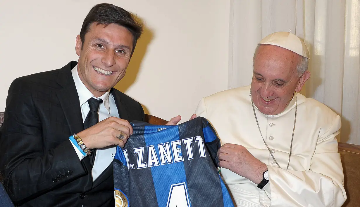 Paus Fransiskus (kanan) mendapatkan jersey dari pemain Argentina, Javier Zanetti selama audiensi pribadi di Vatikan, 25 April 2013.  (AFP/Osservatore Romano)