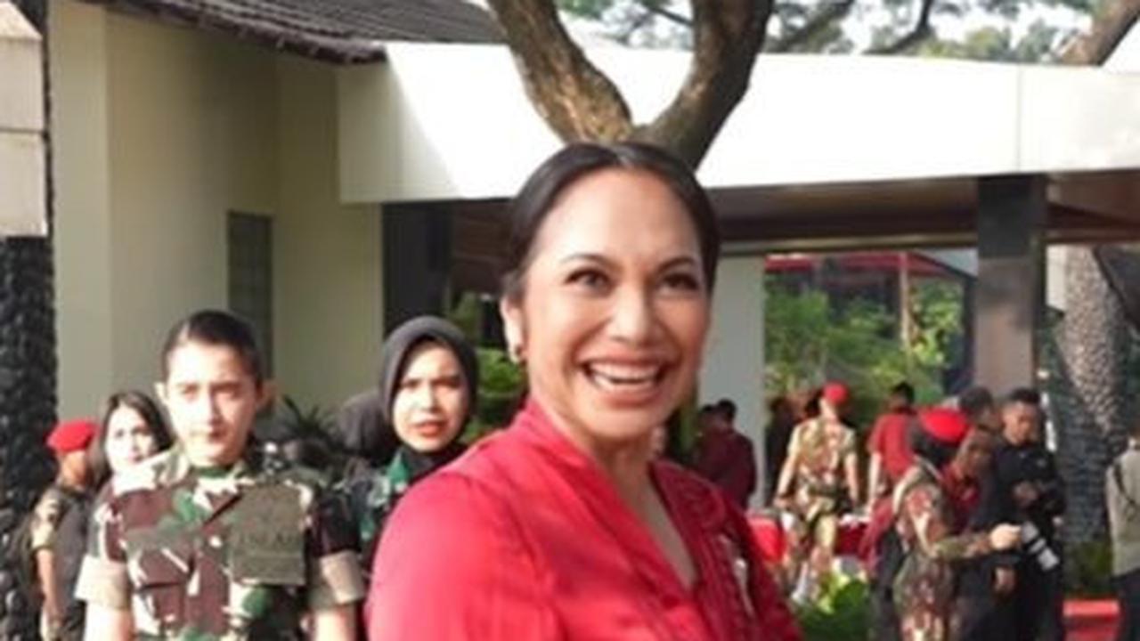 Uli begitu anggun dengan balutan tenun yang dibuat khusus untuk hari istimewa tersebut.&nbsp;