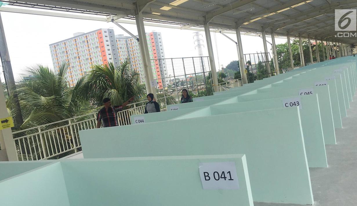 Warga beraktivitas di skybridge Tanah Abang, Jakarta, Senin (15/10). Meski belum selesai pembangunannya, namun jembatan multi guna yang menghubungkan Stasiun Tanah Abang dan Blok G Tanah Abang ini telah soft launching. (Liputan6.com/Immanuel Antonius)