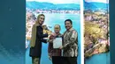 Widi Wardhana kenakan kebaya embroidery hitam polos dengan rok batik prada berwarna hijau emas [@widi.wardhana]