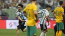 Seorang penyusup lapangan berlari melewati pemain Argentina, Marcus Acuna pada laga persahabatan antara Argentina melawan Australia di Workers' Stadium, Beijing, Kamis (15/06/2023). (AP Photo/Andy Wong)