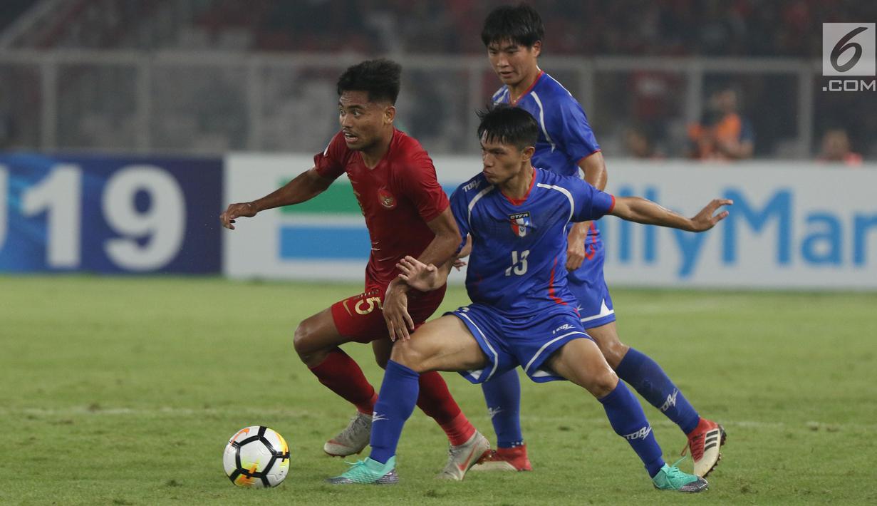 Pemain Timnas Indonesia U-19, Saddil Ramdani (kanan) berebut bola dengan pemain Chinnese Taipei saat laga penyisihan Grup A Piala AFC U-19 2018 di Stadion GBK, Jakarta, Kamis (18/10). Babak pertama berakhir imbang 0-0. (Liputan6.com/Helmi Fithriansyah)