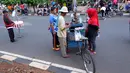 Pedagang kaki lima (PKL) tumpah ruah saat Car Free Day di kawasan Senayan, Jakarta, Minggu (8/10). Suasana penuh sesak oleh PKL dikeluhkan pengunjung yang tidak leluasa berolahraga. (Liputan6.com/Fery Pradolo)