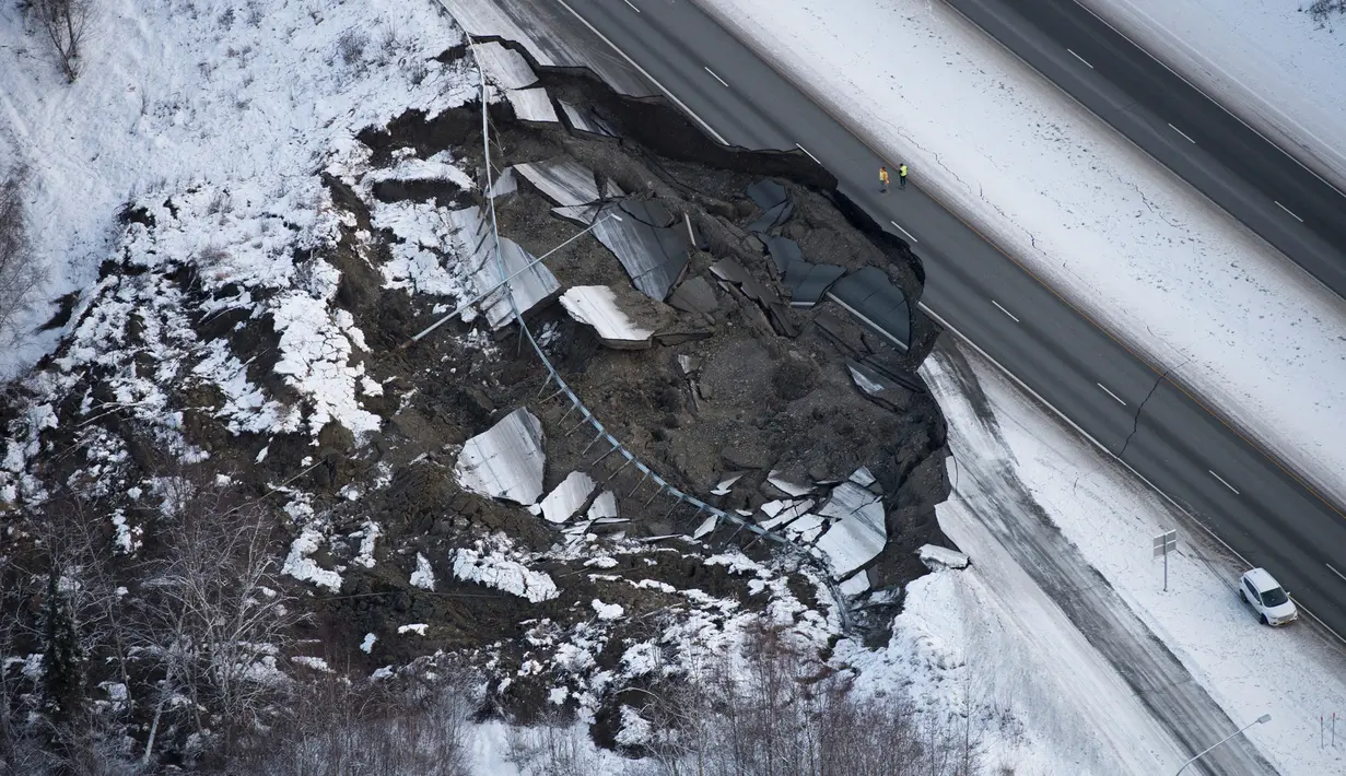 Foto udara kerusakan di Glenn Highway setelah gempa bumi melanda Anchorage di Alaska, Jumat (30/11). Gempa bermagnitudo 7.0 dan 5.7 membuat panik orang-orang setelah memicu peringatan tsunami di daerah pantai. (Marc Lester/Anchorage Daily News via AP)