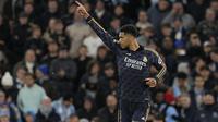 Selebrasi gelandang Real Madrid, Jude Bellingham setelah mencetak gol ke gawang Manchester City saat adu tendangan penalti pada laga leg kedua perempatfinal Liga Champions 2023/2024 di Etihad Stadium, Manchester, Rabu (18/4/2024). (AP Photo/Dave Shopland)