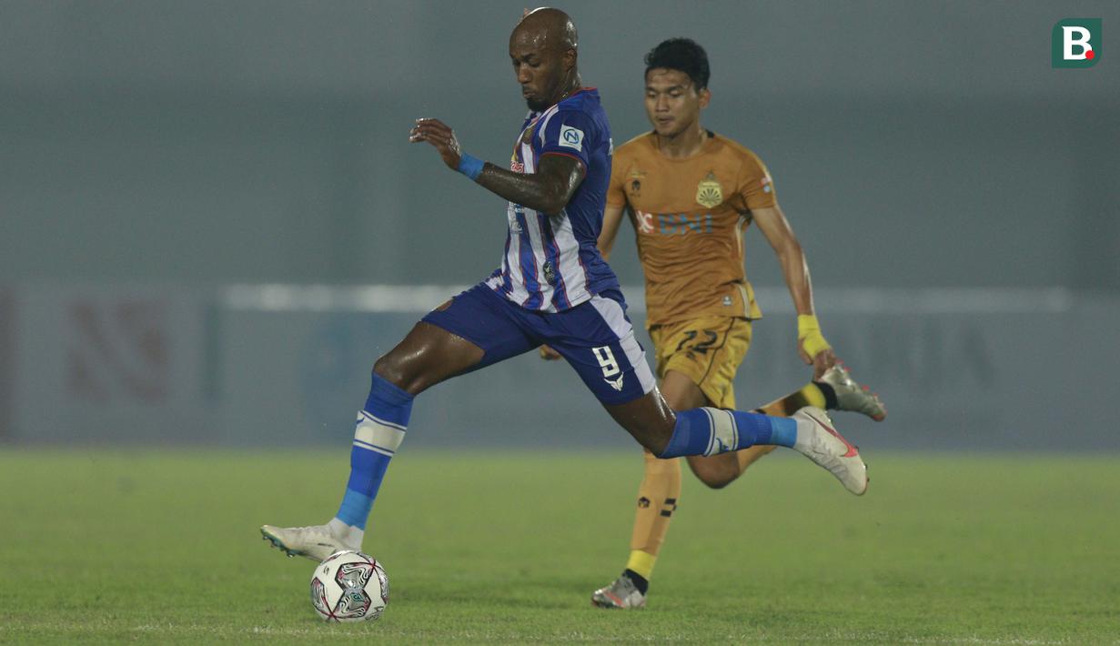 Di menit ke-51 Paulo Henrique mampu menggetarkan jala gawang Bhayangkara. Namun, gol itu dianulir oleh wasit karena Henrique sudah lebih dulu dalam posisi offside. (Foto: Bola.com/M iqbal Ichsan)