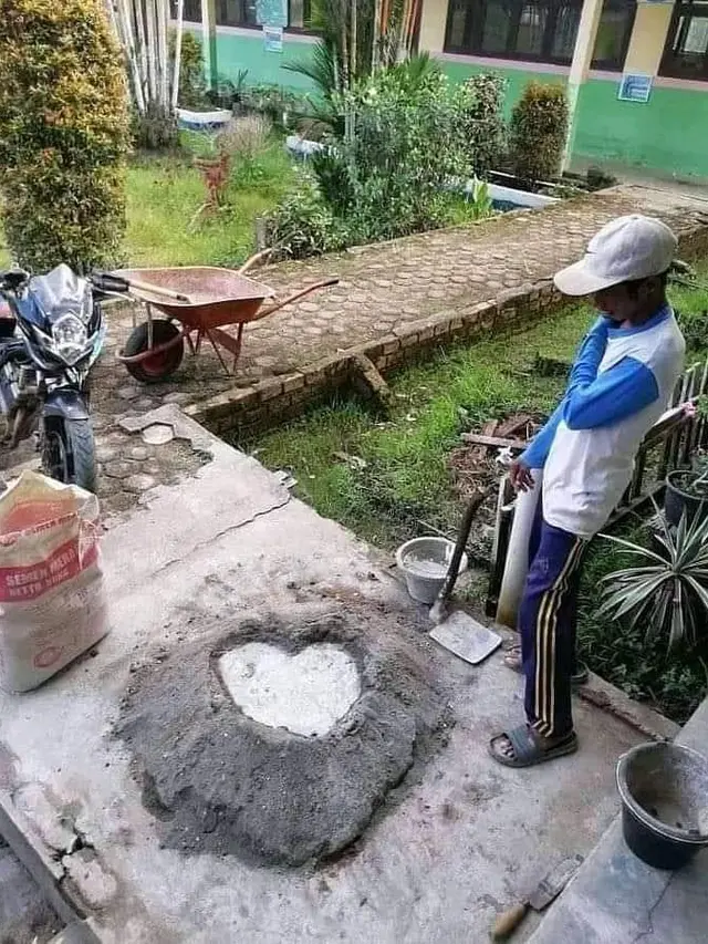 6 Kelakuan Nyeleneh Tukang Bangunan saat Bersantai Ini Bikin Tepuk Jidat