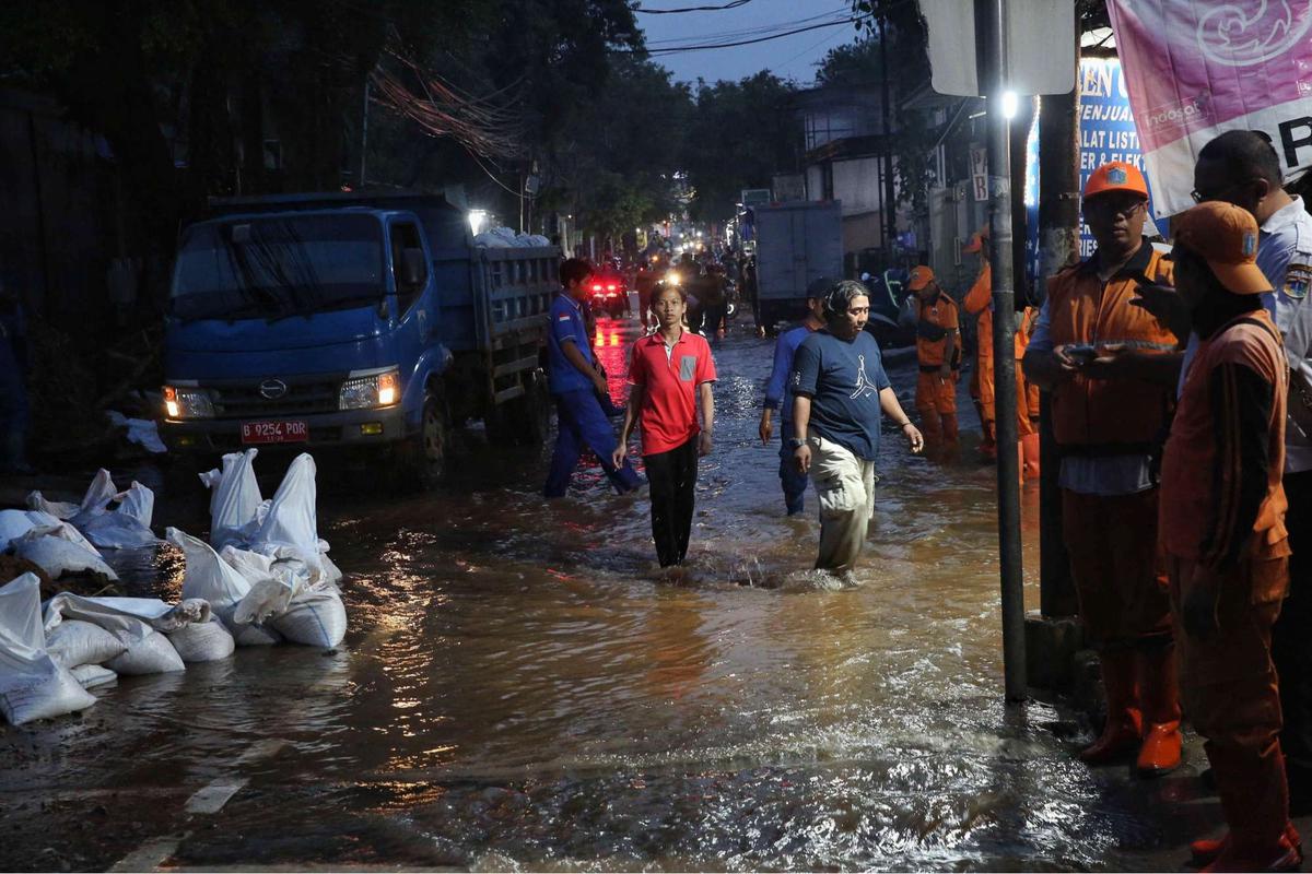 Tembok roboh di Kalibata akibat hujan deras