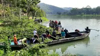 Sebanyak 500 relawan dari berbagai elemen masyarakat membersihkan sampah di aliran Sungai Serayu. (Foto: Liputan6.com/FMPS Serayu/Muhamad Ridlo)