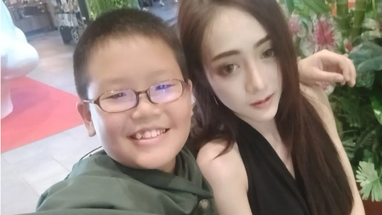 Viral, Bocah 10 Tahun Gebet Model Seksi dan Beri Kado iPhone X