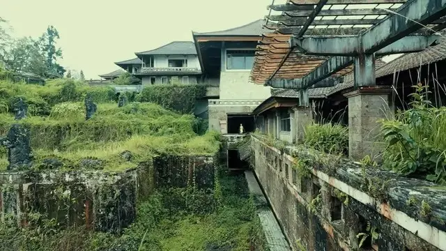 Potret mencekam hotel milik Tommy Soeharto yang cocok untuk wisata horor (Sumber: YouTube/Ric snt)