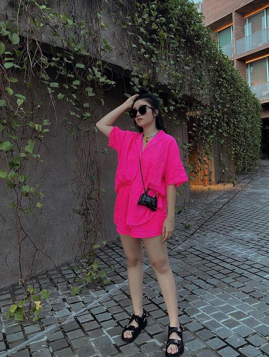 <p>Selain melindungi dari sinar matahari, penampilan Febby Rastanty dengan kacamata lensa gelap ini membuatnya semakin modis. (FOTO: instagram.com/febbyrastanty/)</p>