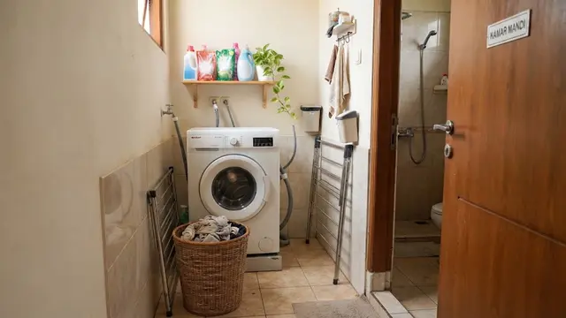 Inspirasi laundry kecil di rumah tanpa banyak renovasi sehingga jadi ruang cuci anti sempit di samping kamar mandi