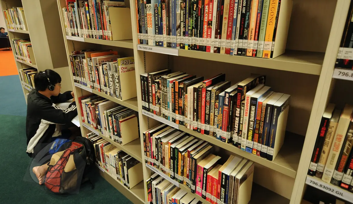 Untuk menambah wawasan tentang dunia olahraga, sebuah perpustakaan ‘Sport Library’ disediakan di areal National Stadium Singapura. Tampak, seorang pengunjung asyik membaca buku di Sport Library, Senin (1/6/2015). (Liputan6.com/Helmi Fithriansyah)
